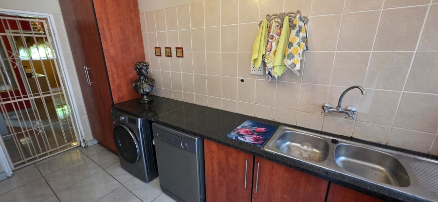 6 Bedroom Property for Sale in Wilkeville North West